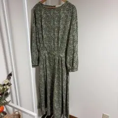 オリーブグリーン花柄長袖ワンピース