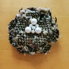 茶系 ツイード花モチーフコサージュ フェイクパール付き