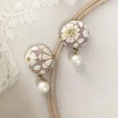 ピンク系花柄インド刺繍リボンのくるみボタンピアス パール調ビーズ 匿名配送