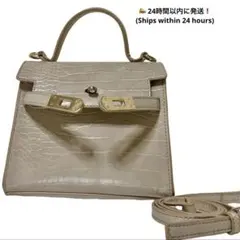 クリーム色のクロコダイル風ハンドバッグ 20センチ横サイズゴールドトーンの金具