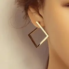ピアス　ゴールド　四角　スクウェア　立体的　イヤリング　韓国　オシャレ　軽量
