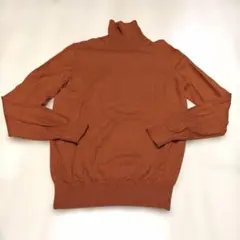 今だけ価格。ユニクロのオレンジブラウンのウール100%タートルネックセーター