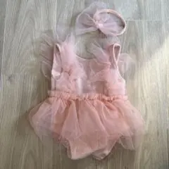 フリル付きピンクワンピースとヘアバンド