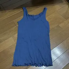 青いレース付きタンクトップ