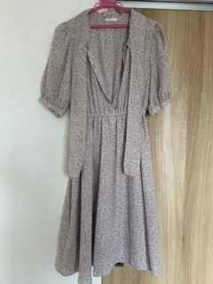 淡いピンクの花柄 半袖ロングワンピース