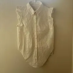 フリル付きホワイトノースリーブシャツ