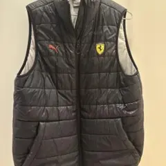 プーマとフェラーリがコラボしたダウンベストです。