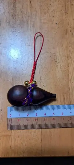 木製飾り物ストラップ 金色の鈴付き