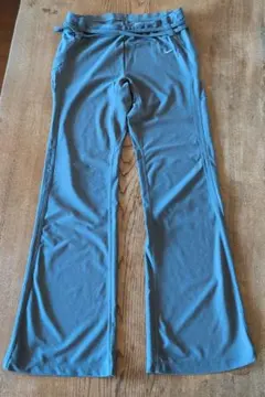 Nike FIT DRY ヨガパンツ サイズM フレアデザイン 色グレー
