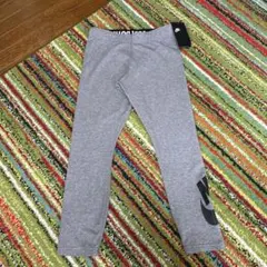 新品タグ付きNIKE グレー スポーツスパッツ　レギンス ロゴ入り　Sサイズ