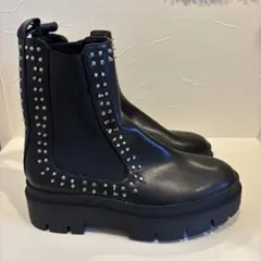 新品 ZARA スタッズ サイドゴアブーツ ブラックのサムネイル