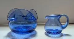 青いガラス 置物とクリーマーセット 気泡あり