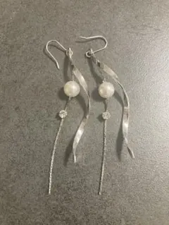 パールとクリスタルの波状ピアス