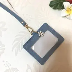 フラワーチャーム付き　ネームカードホルダー　ネックストラップ　ブルー