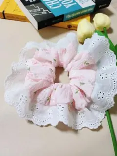 フリル付きピンク花柄シュシュ