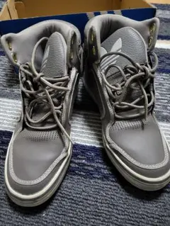 ぽ*ぽ様 グレー ハイカット スニーカー　アディダス　adidas