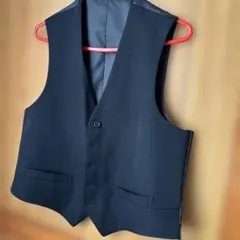 黒のスーツベスト