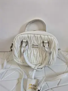 miu miu キルティング ショルダーバッグ ホワイト miu miu ホワイト ショルダーバッグ - メルカリ
