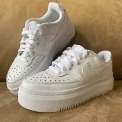 【極美品ナイキ ウィメンズ コート ビジョン アルタLTR23.5cm 白 厚底