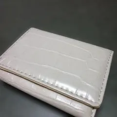 クロコ型押し 三つ折り財布 薄いグレージュ