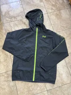 美品　UNDER ARMOUR　ウィンドブレーカー　SMサイズ