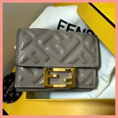 〖美品〗Fendi エンボス加工 三つ折り財布 現行品