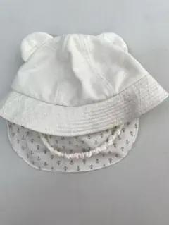 クマ耳付きホワイトベビー帽子