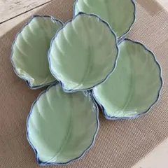 葉の形の小皿　特選陶器　５枚　若草色　　　レトロ