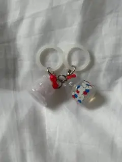 モンチッチ×ハローキティー 　2点セット　めじるしアクセサリー　カプセルトイ