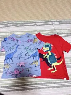 GAP 恐竜デザインTシャツ2枚セット