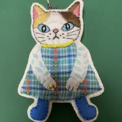 猫刺繍ブローチ　チャーム　ミケ猫　ハンドメイド