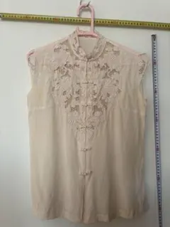 刺繍入りノースリーブシャツ クリーム色