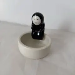 黒いキャラクターの陶器置物