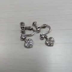 モスキーノ　ハート型チャーム付き　イヤリング