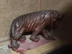 北海道 秀作手彫り熊 堀井清美作 鮭背負い熊 - メルカリ