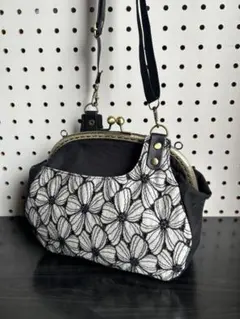 ＊ハンドメイド＊　可愛い25口金ショルダーがま口バッグ　刺繍花柄