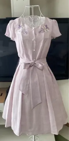 未使用品近いLAISSE PASS グレンチェック刺繍ワンピースピンクのサムネイル
