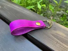 【レザーキーホルダー】バイオレット　牛本革　ハンドメイド　レザークラフト