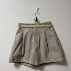 ベージュ ハイウエスト ショートパンツ