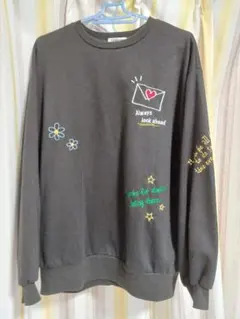 ダークグレー 刺繍入り トレーナー