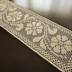 ボタニカルのテーブルランナー　レース編みドイリー　テーブルセンター　生成り色