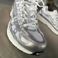 美品NIKE P-6000 ホワイト シルバー スニーカーサイズ25cmのサムネイル
