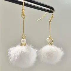 ホワイトファー　ポンポンピアス 【ハンドメイド】