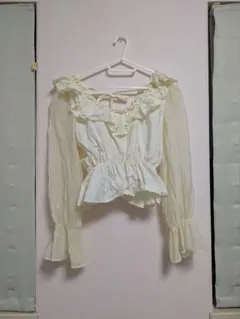 Heather フリル付きアイボリー長袖ブラウス