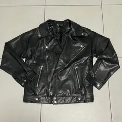 黒いライダースジャケット