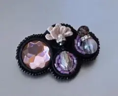 黒の花形ビーズブローチ