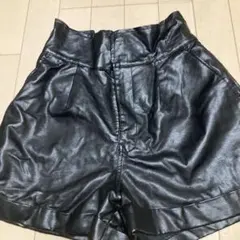 【グレイル】黒 合成皮革 ショートパンツ