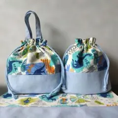 B①お弁当袋とコップ袋とランチョンマット　３点セット　恐竜&ポップロゴ柄