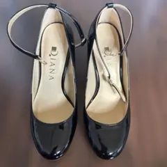 Diana ブラック ストラップ付きパンプス
