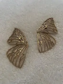 新品未使用品　蝶の形状 ゴールドピアス